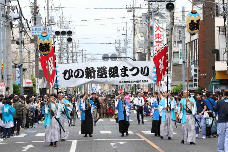 水色の羽織がトレードマークの隊士パレードは歴史情緒たっぷり。
