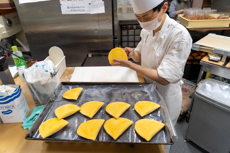 ショーソン・オ・ポムの仕上げを行う2番手の山下知恵（やましたちえ）さん。