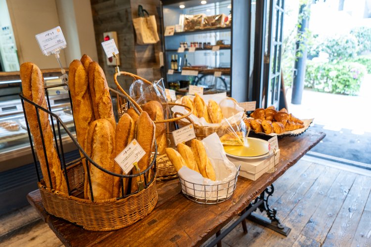 お店に入ってすぐの場所に、バゲットやバタール、クロワッサンも並ぶ。