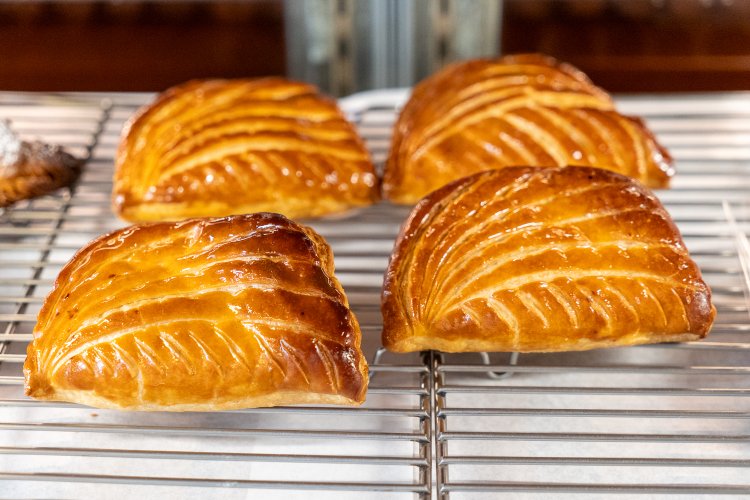 切れ込みのデザインもかわいいショーソン・オ・ポム380円。