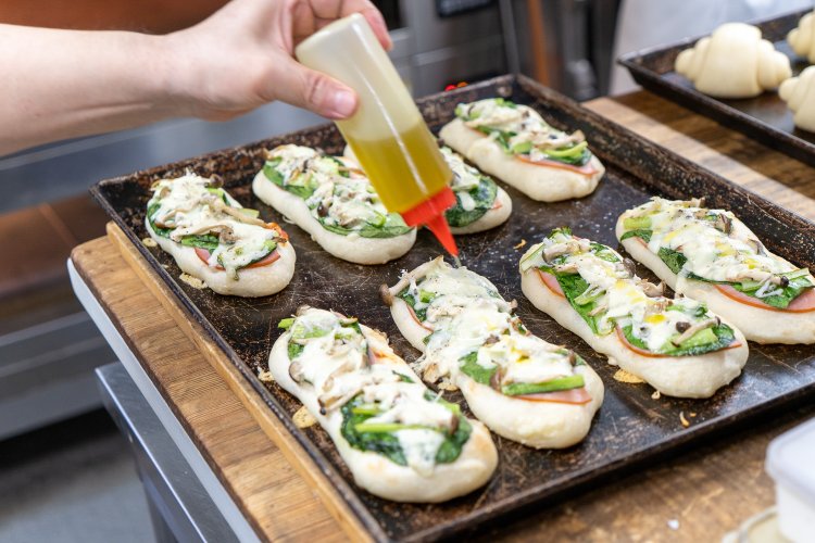 小松菜とシラスのフォカッチャ500円は、レモンオイルをかけてさわやかに。