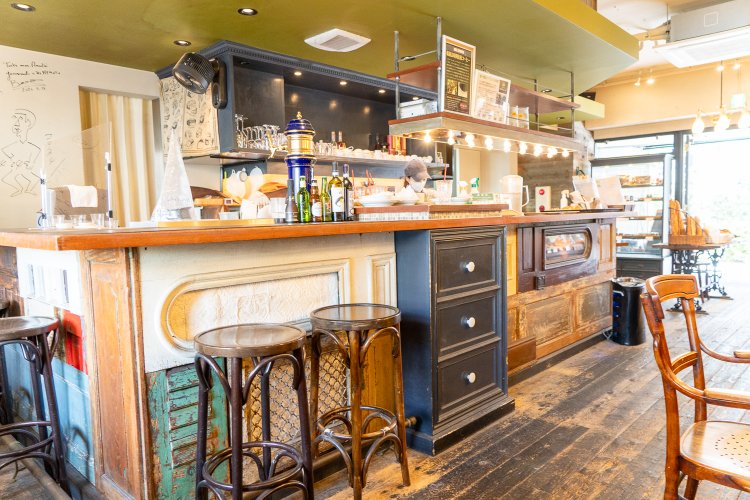 カウンターはアンティークの扉などで作られている。