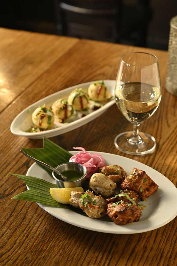 夜はこちらも人気。手前から不動の人気、タンドーリチキンティッカ860円、ダヒプーリ2個480円。インド産ワイン780円も提供。