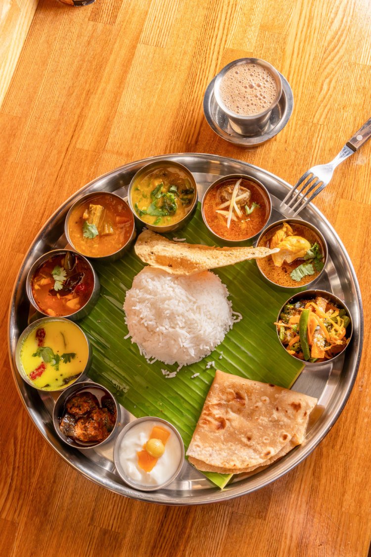 カレーが2種類選べるランチミールス1760円（3種は1980円）。ドリンク付き。