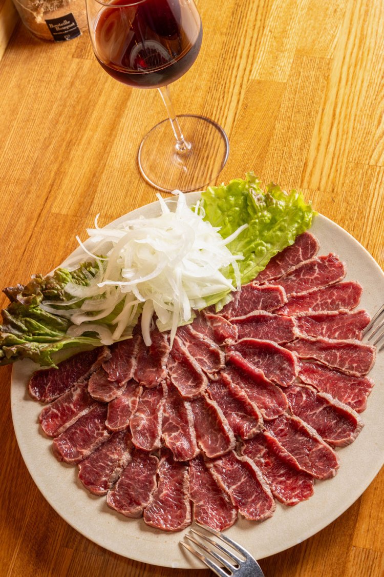 とろける食感のひつじのレアステーキ。サイズで選べて、写真はLサイズ3080円。グラスワインは528円～。