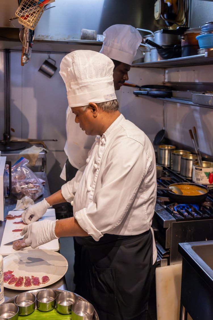 スパイスやハーブに精通する南インド出身の頼もしきシェフたち。