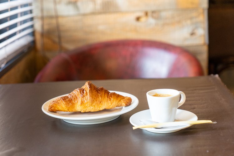 発酵バターを使ったこだわりのクロワッサン330円とエスプレッソ400円。