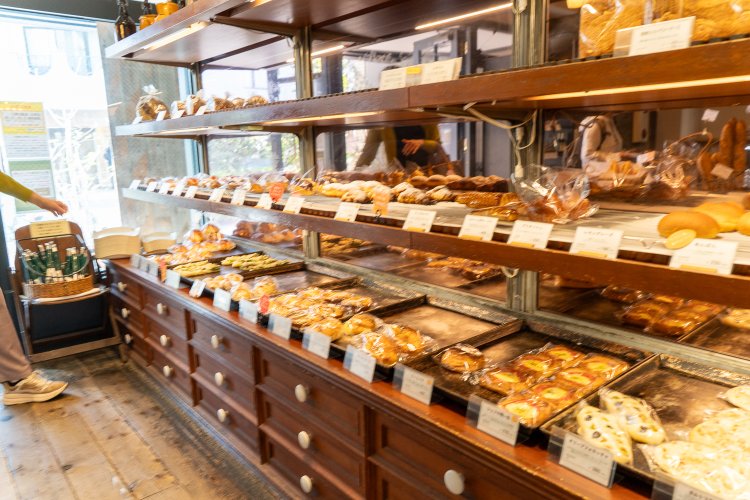 棚の奥に鏡が設置されているのは、子供たちが楽しく買い物できるように。