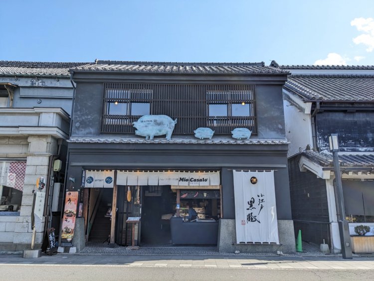 10時オープンで、テイクアウトメニューの黒豚ドッグはブランチにもぴったり。