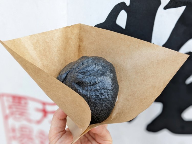 涼しい季節にまると黒豚まんも登場。かぶりつくと、小江戸黒豚の力強い旨味が大きく広がる。