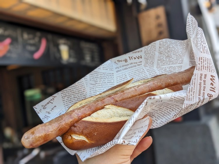 黒豚ドッグ1050円。表面ににじみ出た肉汁がつやっと光る。粒マスタードの辛味と酸味もアクセントに。