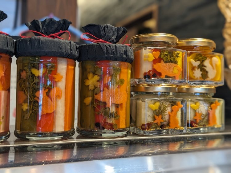 自家菜園で野菜も育てている。無添加のピクルスは、酸っぱすぎず甘すぎない味わい。