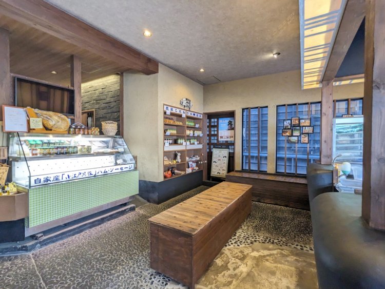 ソーセージが焼き上がるのを店内で待つひとときも醍醐味の一つ。