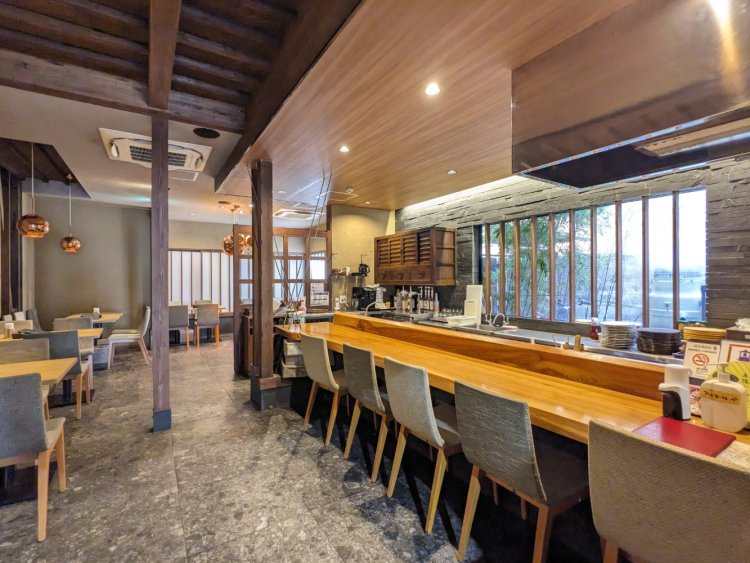 店の奥にあるレストラン。ゆっくりできる空間が広がっている。