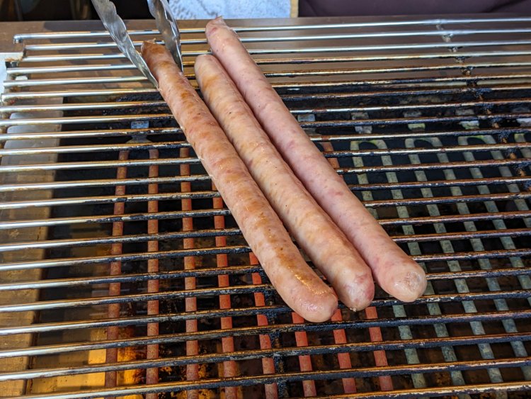 軒先をのぞくと、そこにはなんとも食欲をそそる光景が。テイクアウトの長〜いソーセージ1本700円。