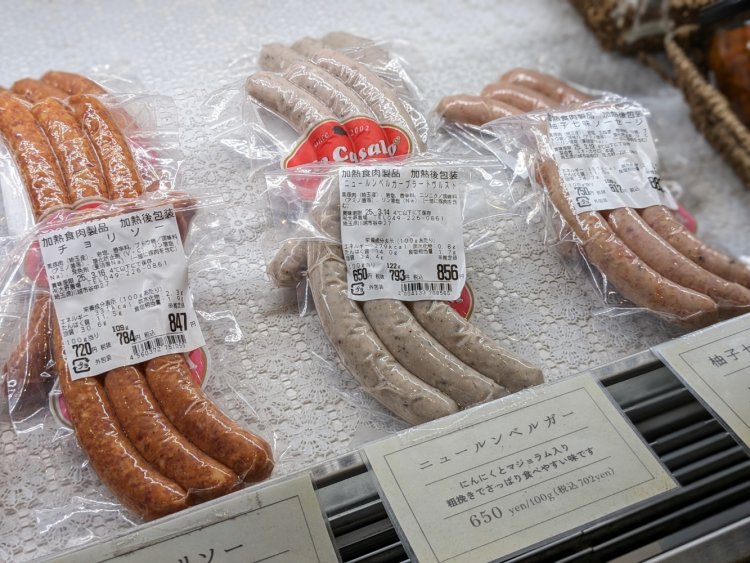 店内には、シンプルなものから香辛料を効かせたお酒に合うものまで、バリエーション豊富なソーセージが並ぶ。
