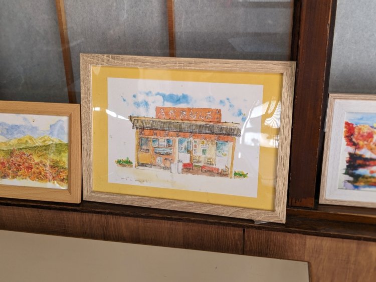 店内に飾られていた一枚の絵。昔の『松山商店』の外観が描かれている。