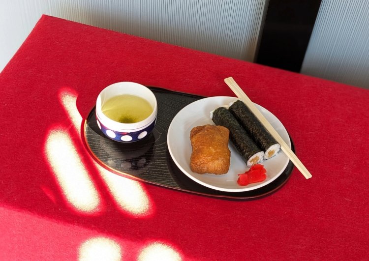 いなり寿司1個120円、のり巻1本120円。旨味が伝わりやすいようにブレンドされた米を使用している。