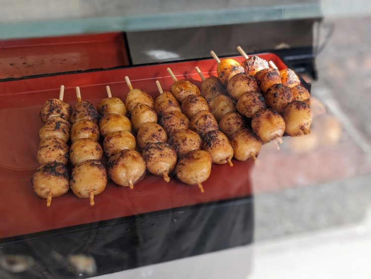 焼だんご1本120円。醤油の香りと表面の焦げ目にそそられる。