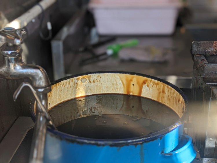 味の決め手となる、代々引き継がれてきたタレ。醤油の塩味が効いている。