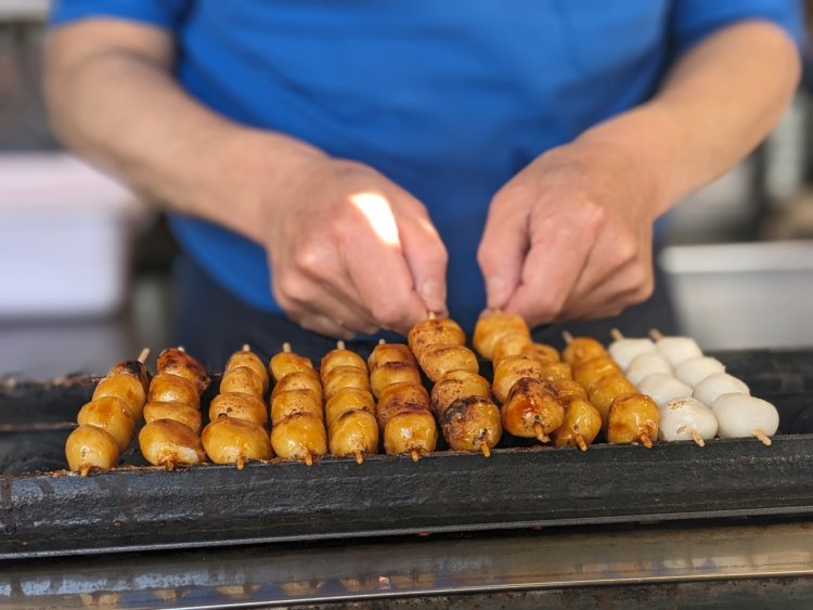 醤油ダレをまとっただんごが火に炙られ、焼けていく様子から目が離せない。