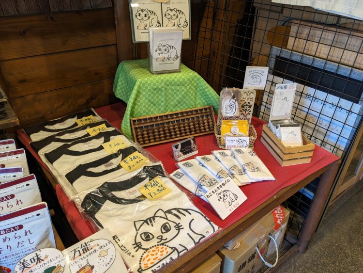 Tシャツや手ぬぐい、文房具など、オリジナルデザインのおみやげも豊富。
