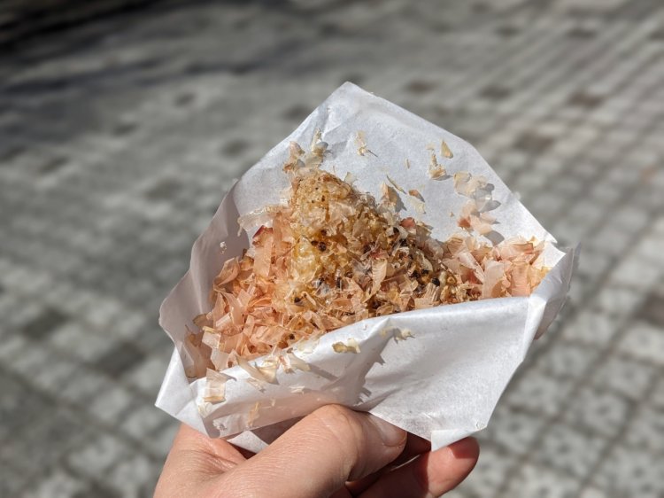 ねこまんま焼おにぎり かつおぶし300円。おにぎりが埋もれるほど、かつおぶしを豪快にかける。