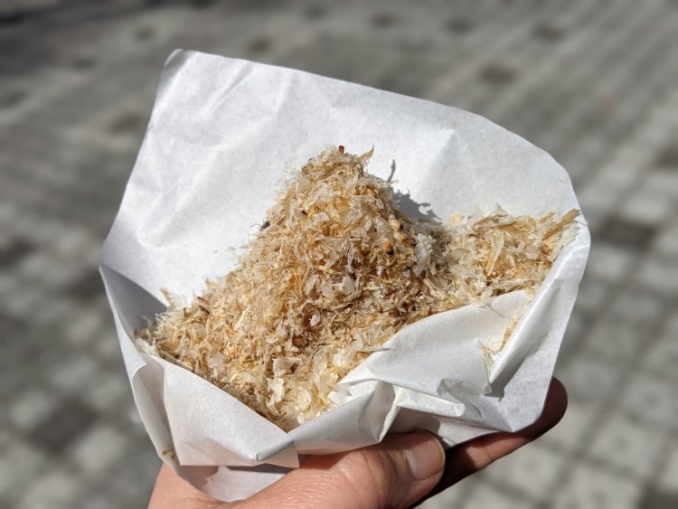 ねこまんま焼おにぎり いわしぶし300円。いわしぶしはサラダやパスタにかけても合うとか。