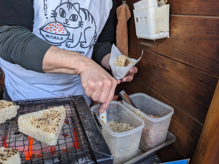 ねこまんま焼おにぎりは、かつおぶし、いわしぶしの2種類。土・日曜は約400個、平日でも200〜250個が完売するほどの人気ぶり。