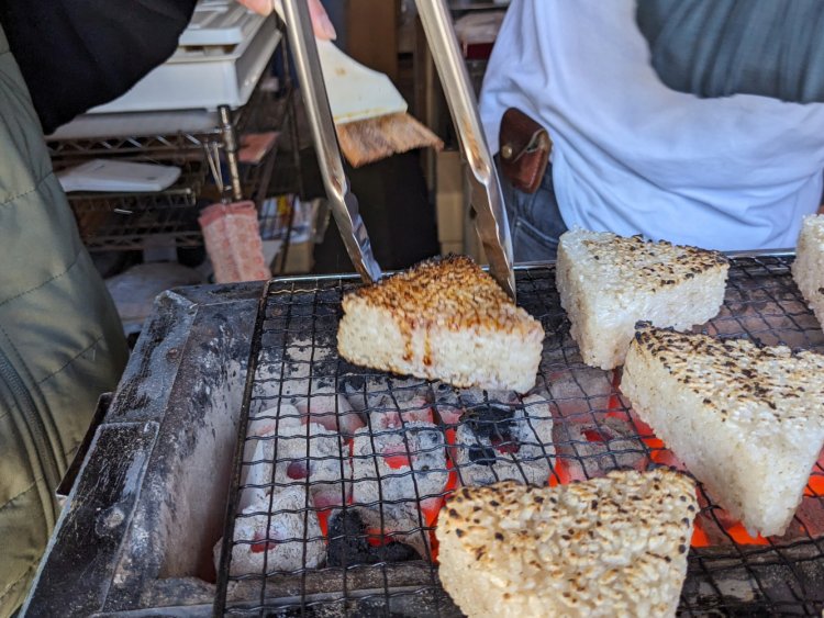 おにぎりの表面に自家製出汁しょうゆを塗り、炭火で焼き上げる。