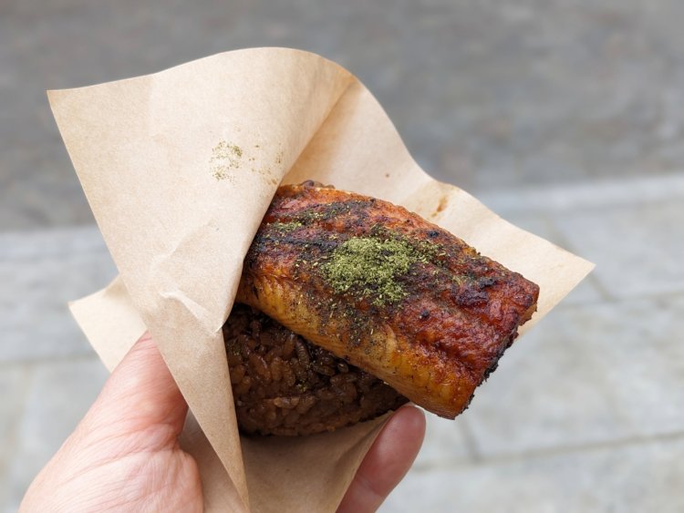 うなぎの厚さに思わず目が釘付けに。お好みで山椒を振りかけてくれる。