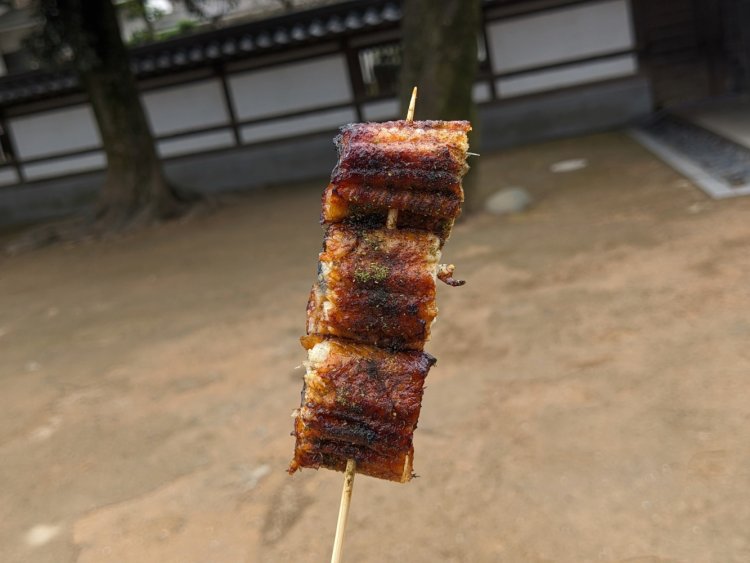 食べ歩きしやすいうなぎ串でも、ふっくらした食感や味わい深さを十分に堪能できる。