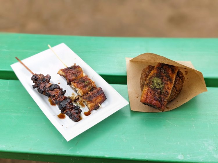 右から、うなぎの焼きおにぎり700円。うなぎ串、肝串は1本500円。