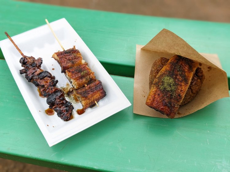 右から、うなぎの焼きおにぎり700円。うなぎ串、肝串は1本500円。