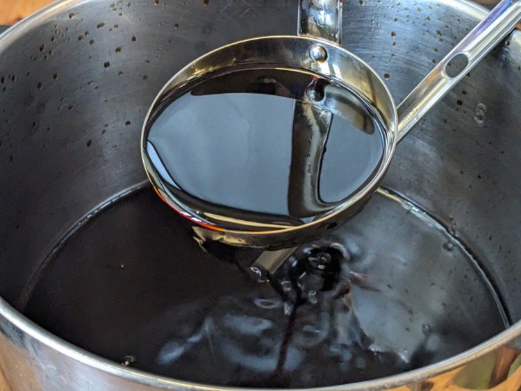 あっさりとしていながら深みがある、甘みと辛味を兼ね備えたタレ。ウナギやごはんとも相性がいい。