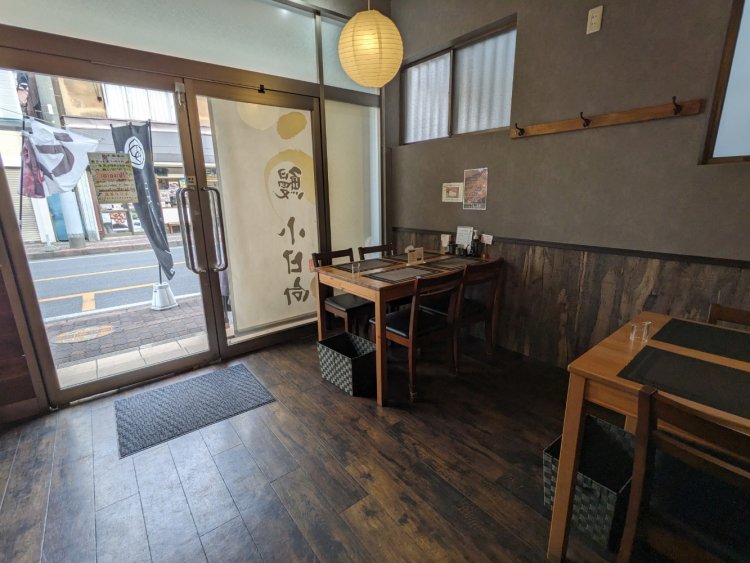 シンプルな内装が、散策の途中でもふらっと入れる気さくな雰囲気を作り出している。