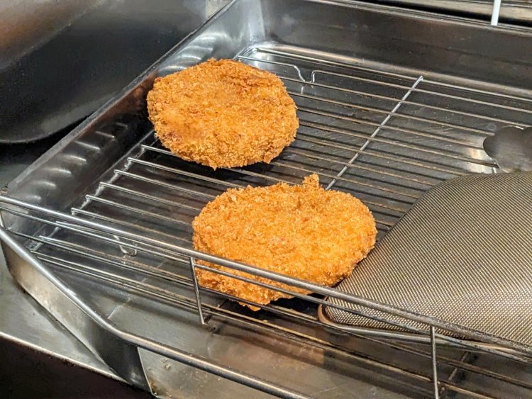 バットに取って休ませ、少し温度が下がってから2度揚げするのがこだわり。