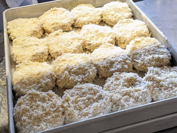 挽き肉をブレンドするところから、店内で一から手作りしている。