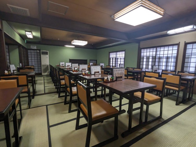 落ち着いた和の空間。靴を脱いで上がれるので、リラックスできる。