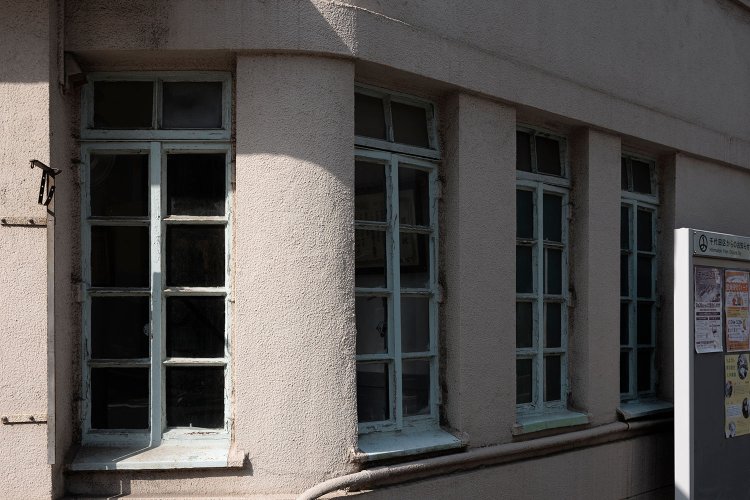 窓が水平に連続していてモダンな印象。