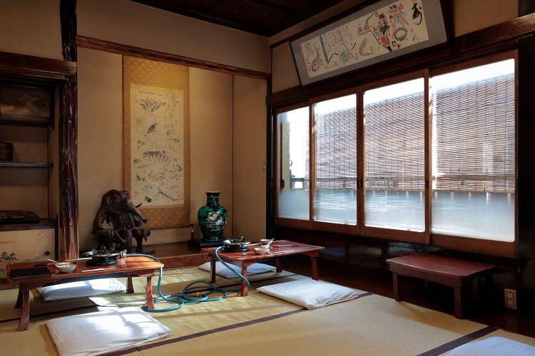 床の間の柱はエンジュの変木、横木は、人工的に四角に成長させた竹をあしらっている。