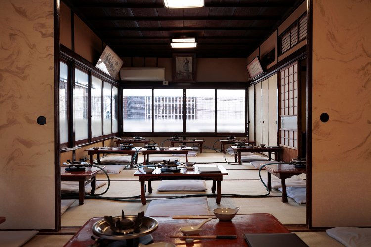 天井はスギの一枚板。