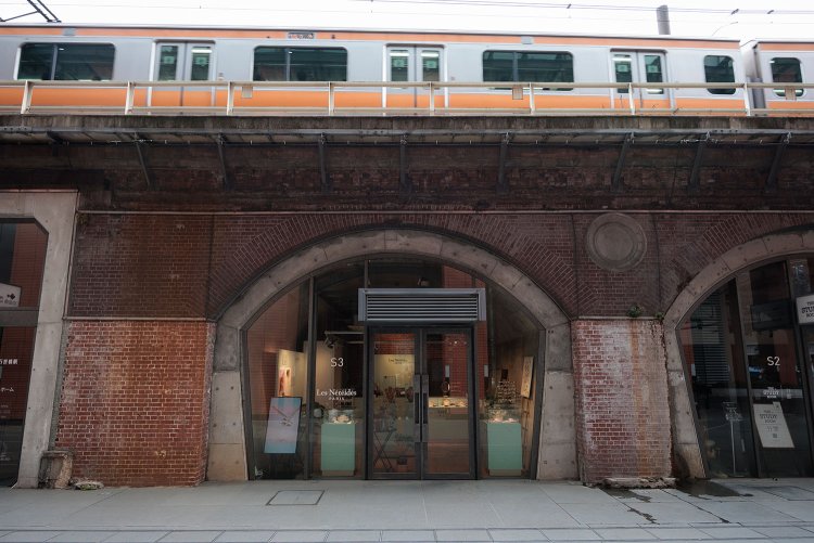 レンガアーチが特徴的な外観。