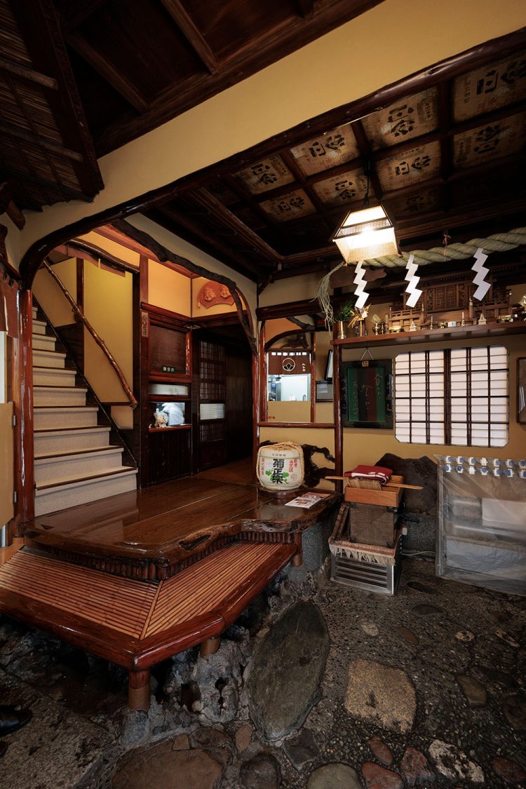 玄関の床板はケヤキの一枚板。階段の手すりはカリンの木。