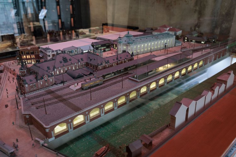 旧万世橋駅の模型。「かつて、旧万世橋駅周辺は大変なにぎわいでした。関東大震災を経て変わっていくのですが、この建物はその歴史を物語っています」（倉方さん）。