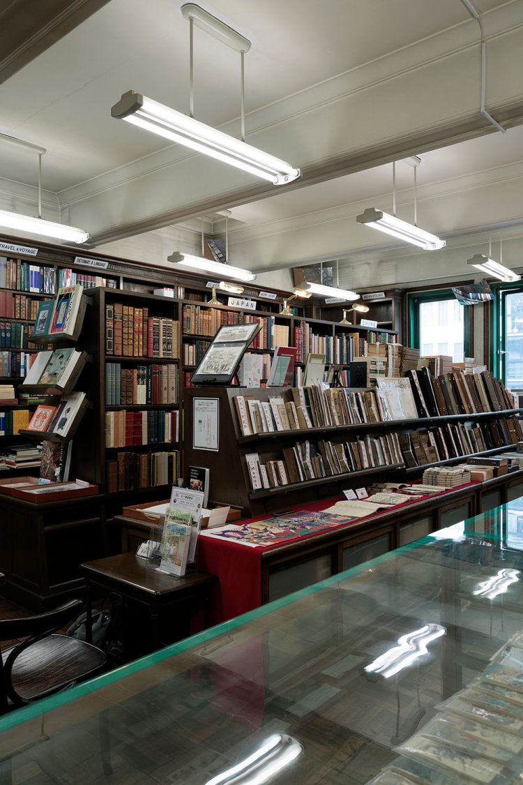 はりが多めになっているのは、耐荷重性を重視する書店ならでは。壁に造り付けた書架はほぼ当時のまま。