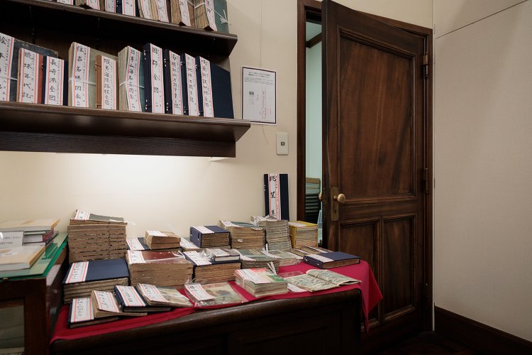 木目調だが実は遮炎性のある鉄扉。