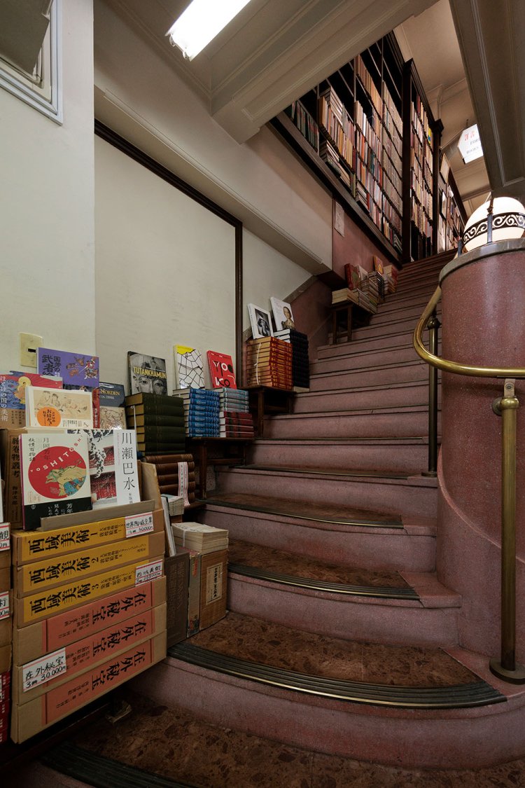 2階へ続く大理石の階段。