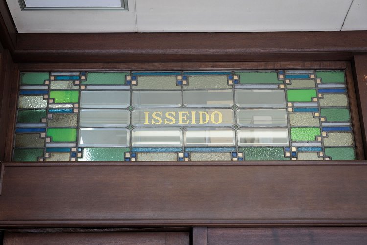 幾何学的なデザインのステンドグラス。緑色で清涼感をプラス。