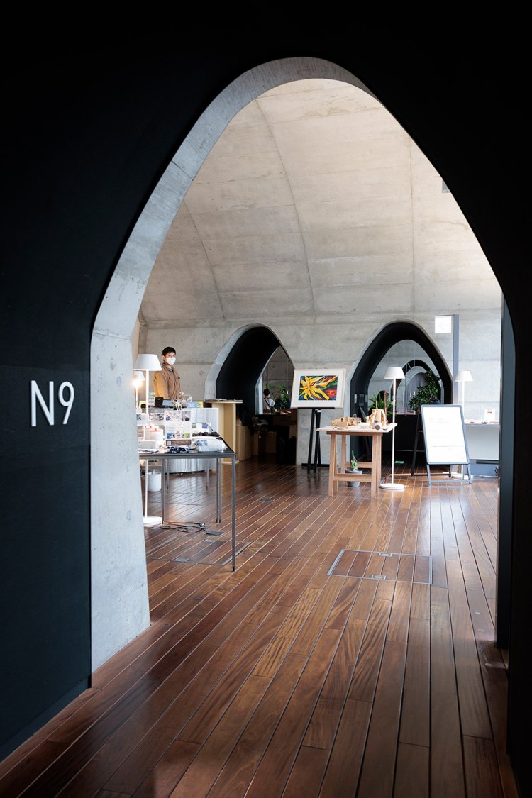 高架下の空間にはショップが入居。アーチ状の通路を回遊してお買い物。